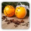 Ozdoby świąteczne z pomarańczy i goździków