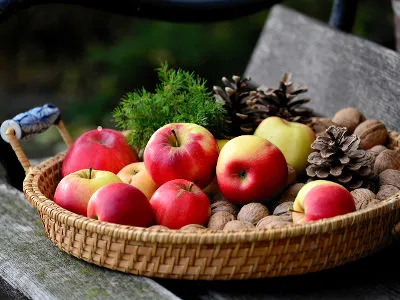 jabłka i orzechy na świątecznym stole